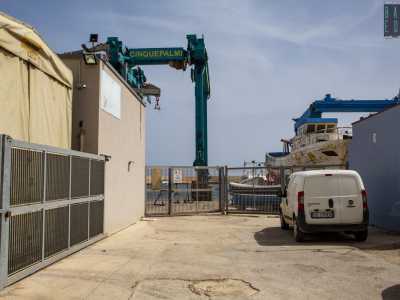 ...e il suo ingresso si staglia su via Lungara Porto, il �vecchio lungomare� del borgo marinaro